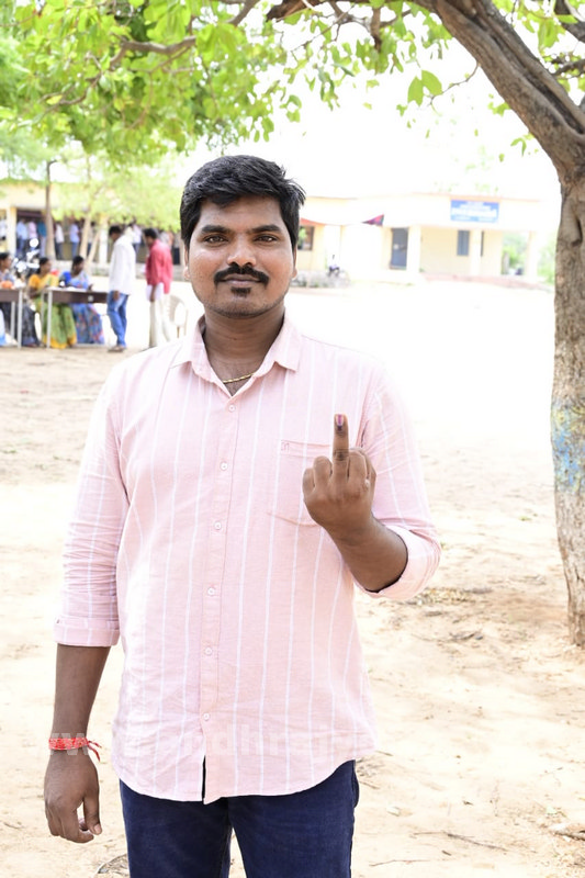 గ్రాడ్యుయేట్ల బారులు