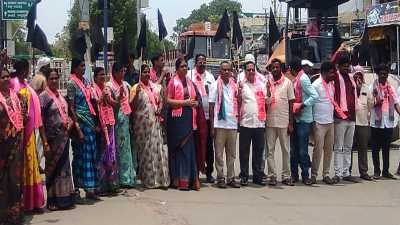  Kumaram Bheem Asifabad: కాంగ్రెస్‌ రైతు వ్యతిరేక ప్రభుత్వం: ఎమ్మెల్యే కోవ లక్ష్మి