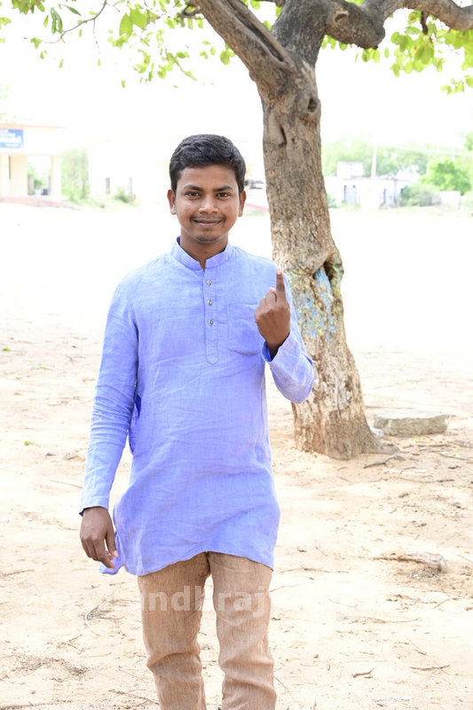 గ్రాడ్యుయేట్ల బారులు