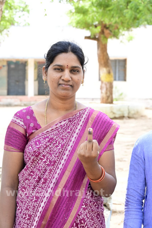 గ్రాడ్యుయేట్ల బారులు