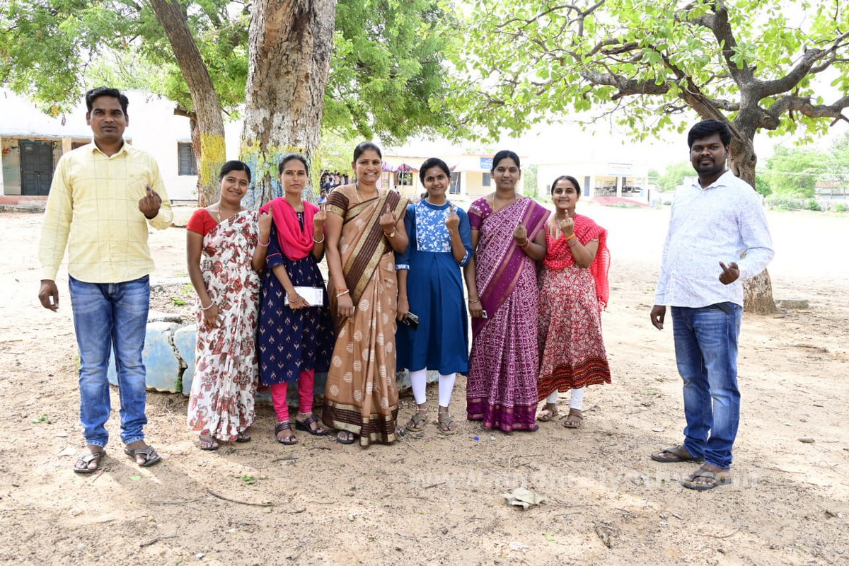 గ్రాడ్యుయేట్ల బారులు
