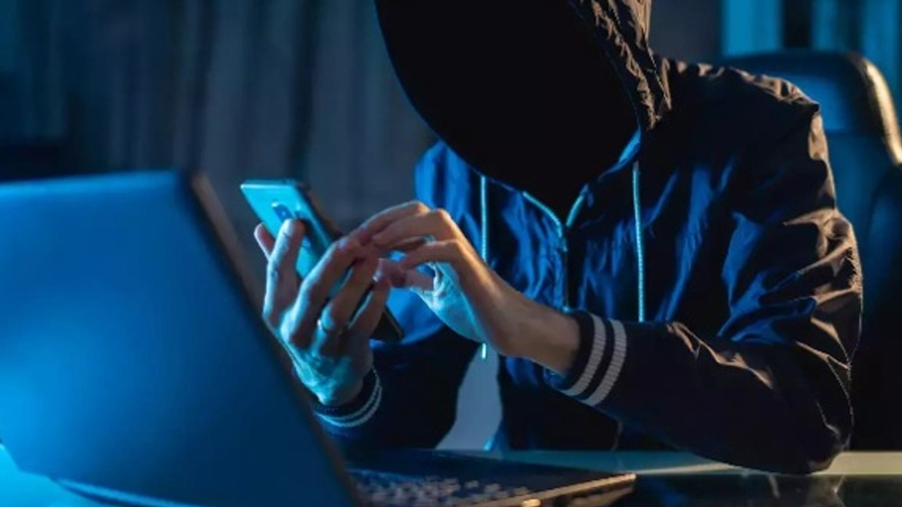 Cyber Criminal: సౖబర్‌ నేరగాడి వలలో ఎమ్మెల్యే! 