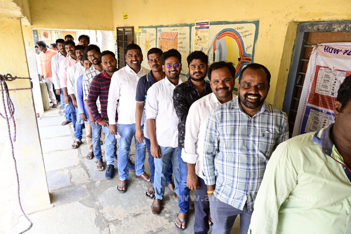 గ్రాడ్యుయేట్ల బారులు