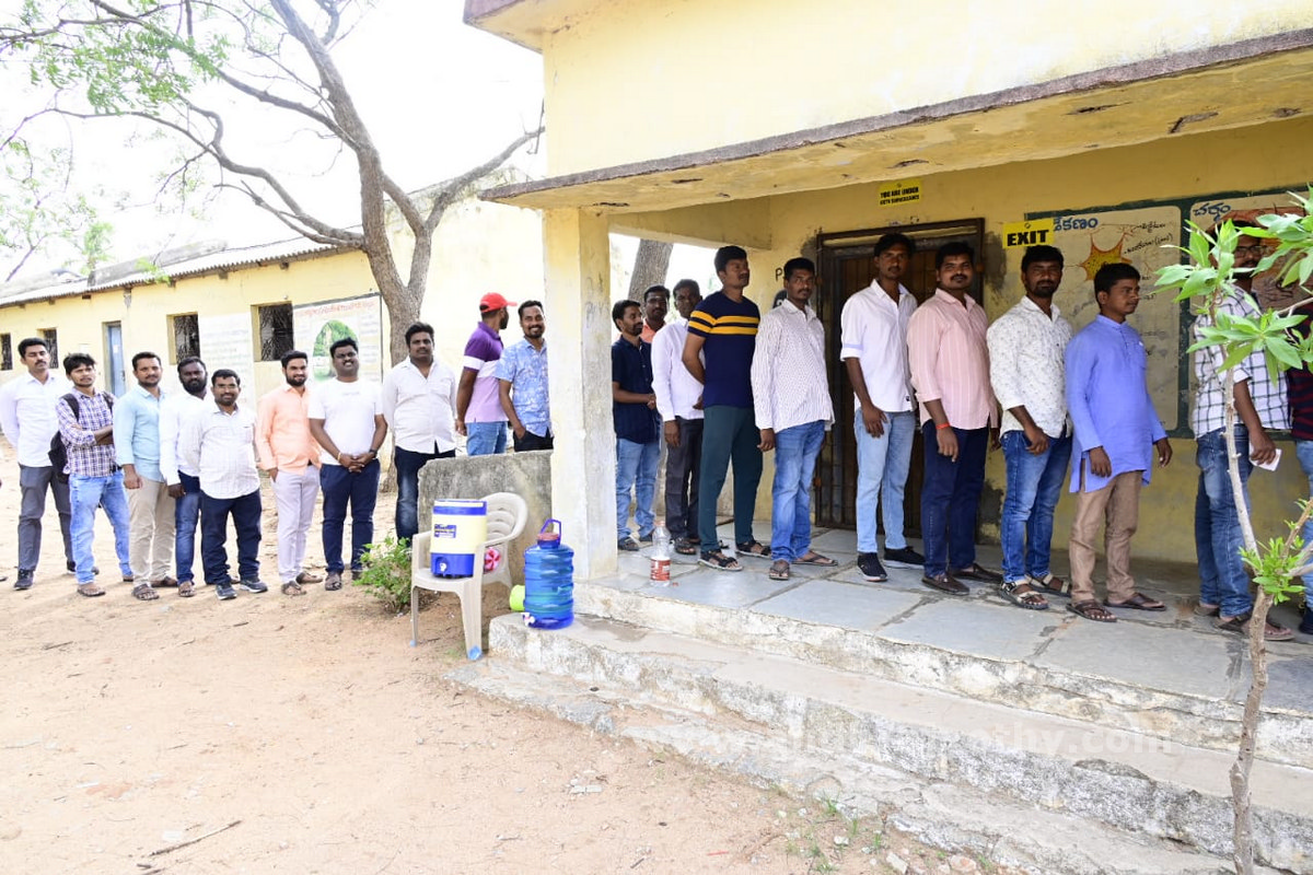 గ్రాడ్యుయేట్ల బారులు