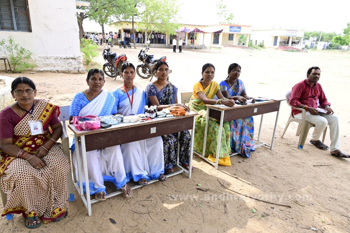 గ్రాడ్యుయేట్ల బారులు