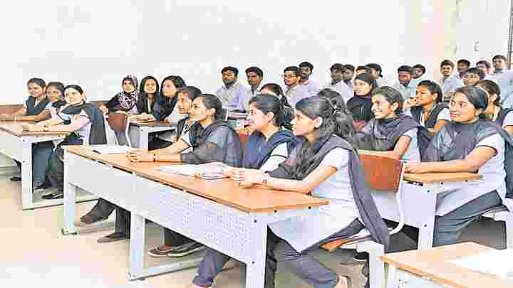AP News: ఖాజీపేట బాలికోన్నత పాఠశాలల్లో 50 మంది విద్యార్థినులకు అస్వస్థత