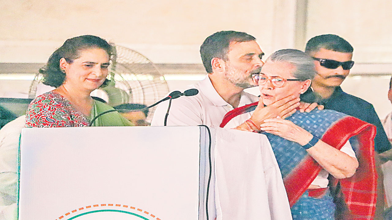 Sonia Gandhi : నా బిడ్డను మీకు అప్పగిస్తున్నా !