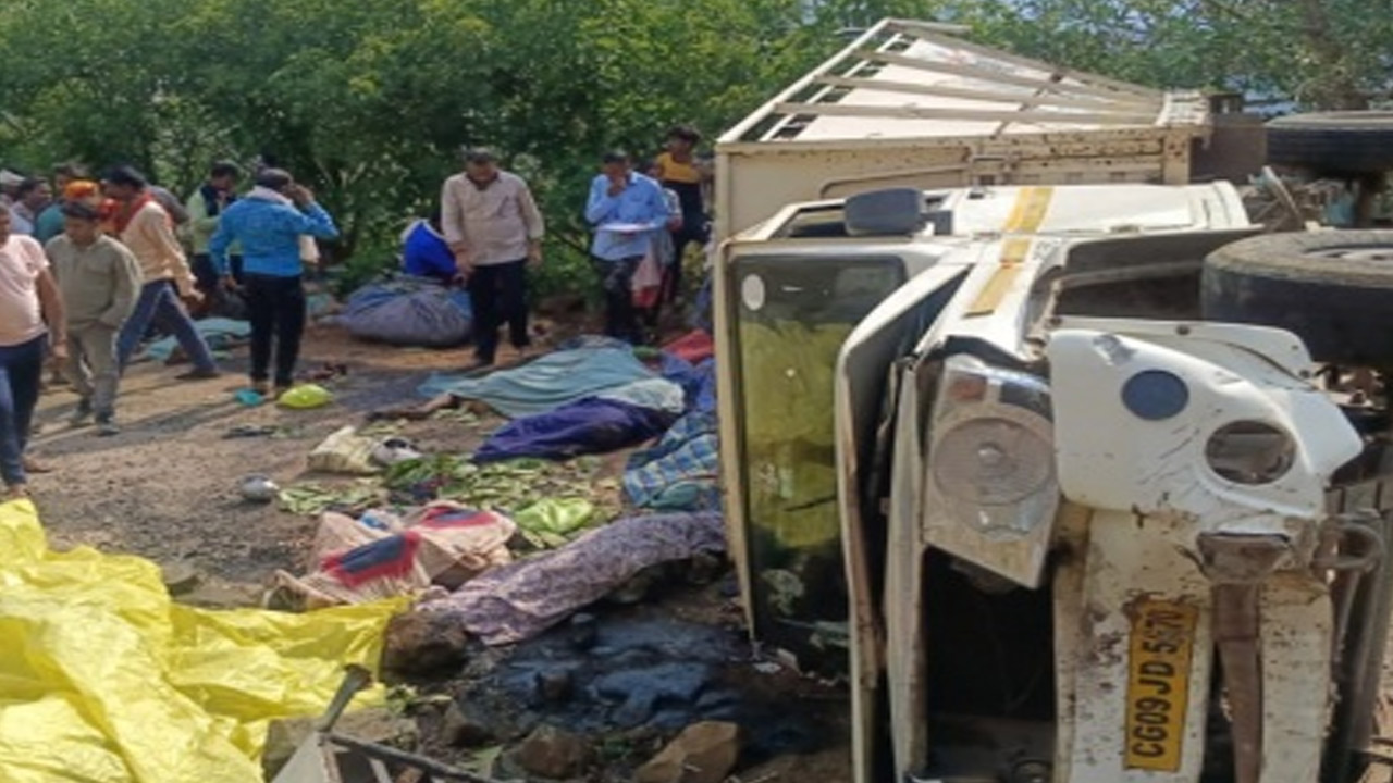 Tragic incident: పికప్ వ్యాను బోల్తాపడి 18 మంది దుర్మరణం