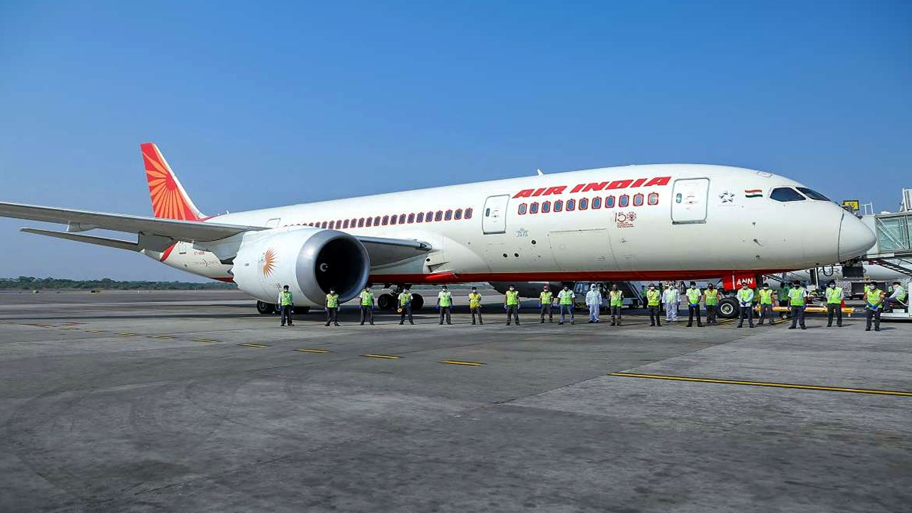 Air India: ట్రక్కును ఢీ కొన్న ఎయిర్ ఇండియా విమానం.. 180 మంది ప్రయాణికులు..