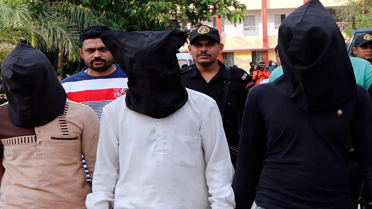 ISIS terrorists arrest: విమానాశ్రయంలో నలుగురు ఐఎస్ఐఎస్ ఉగ్రవాదుల అరెస్టు 