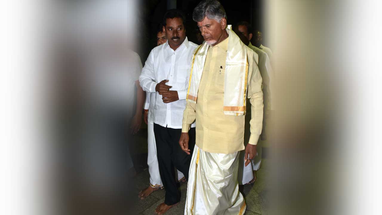 TTD: తిరుమల శ్రీవారిని దర్శించుకున్న చంద్రబాబు 