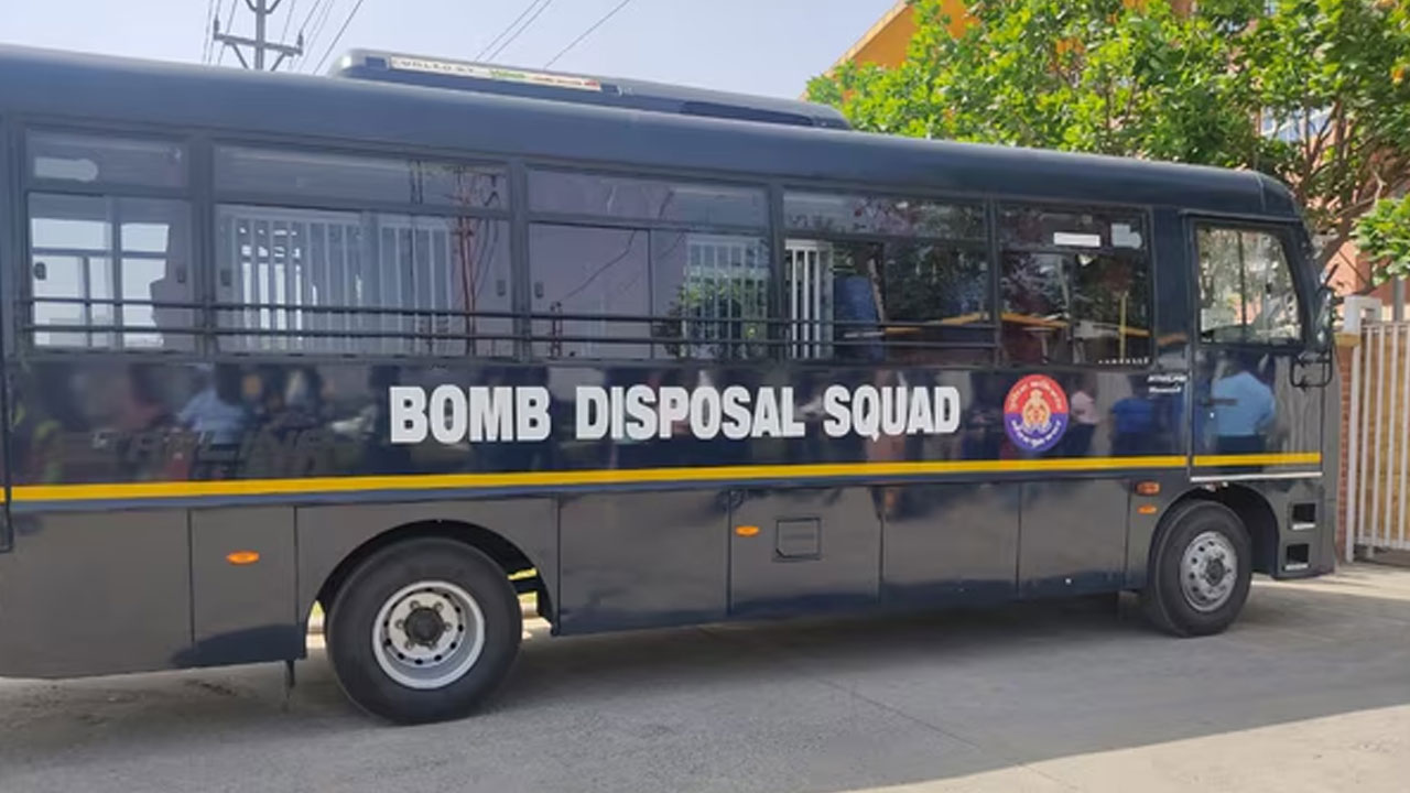 Bomb scare in Delhi: ఈ సారి ఆసుపత్రులకు బాంబు బెదిరింపులు