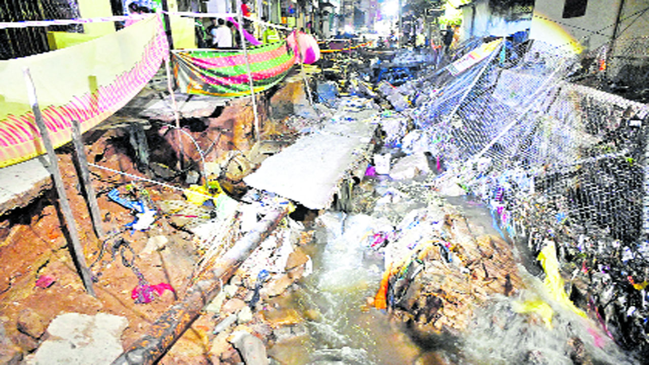 Hyderabad: బంజారాహిల్స్‌లో కూలిన నాలా గోడ