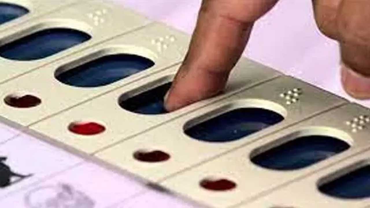 EVMs: ఉమ్మడి ప్రకాశం జిల్లాలో పలు పోలింగ్ కేంద్రాల్లో మొరాయించిన ఈవీఎంలు