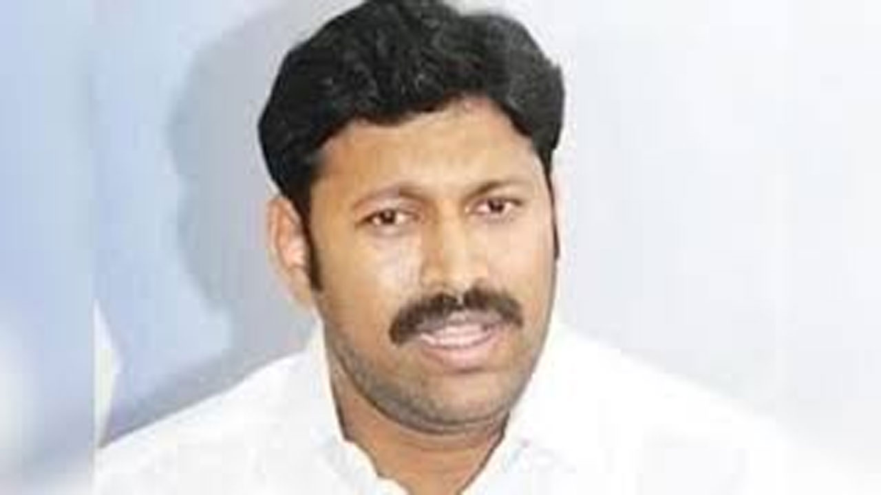 వివేకా హత్య కేసులో విచారణకు హాజరైన అవినాశ్‌రెడ్డి | Avinash Reddy ...