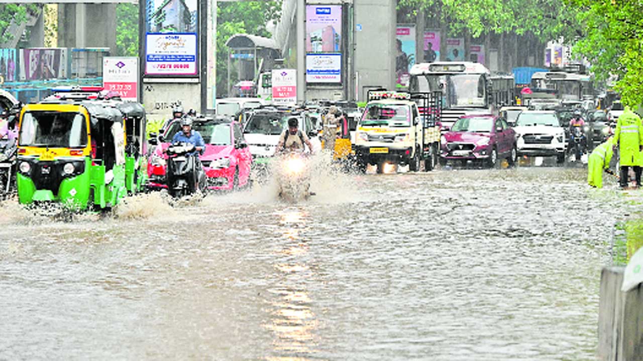 హైదరాబాద్‌లో కుండపోత వర్షం దృశ్యాలు..