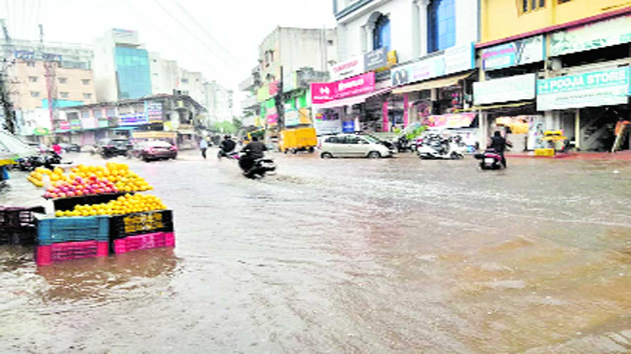 హైదరాబాద్‌లో కుండపోత వర్షం దృశ్యాలు..