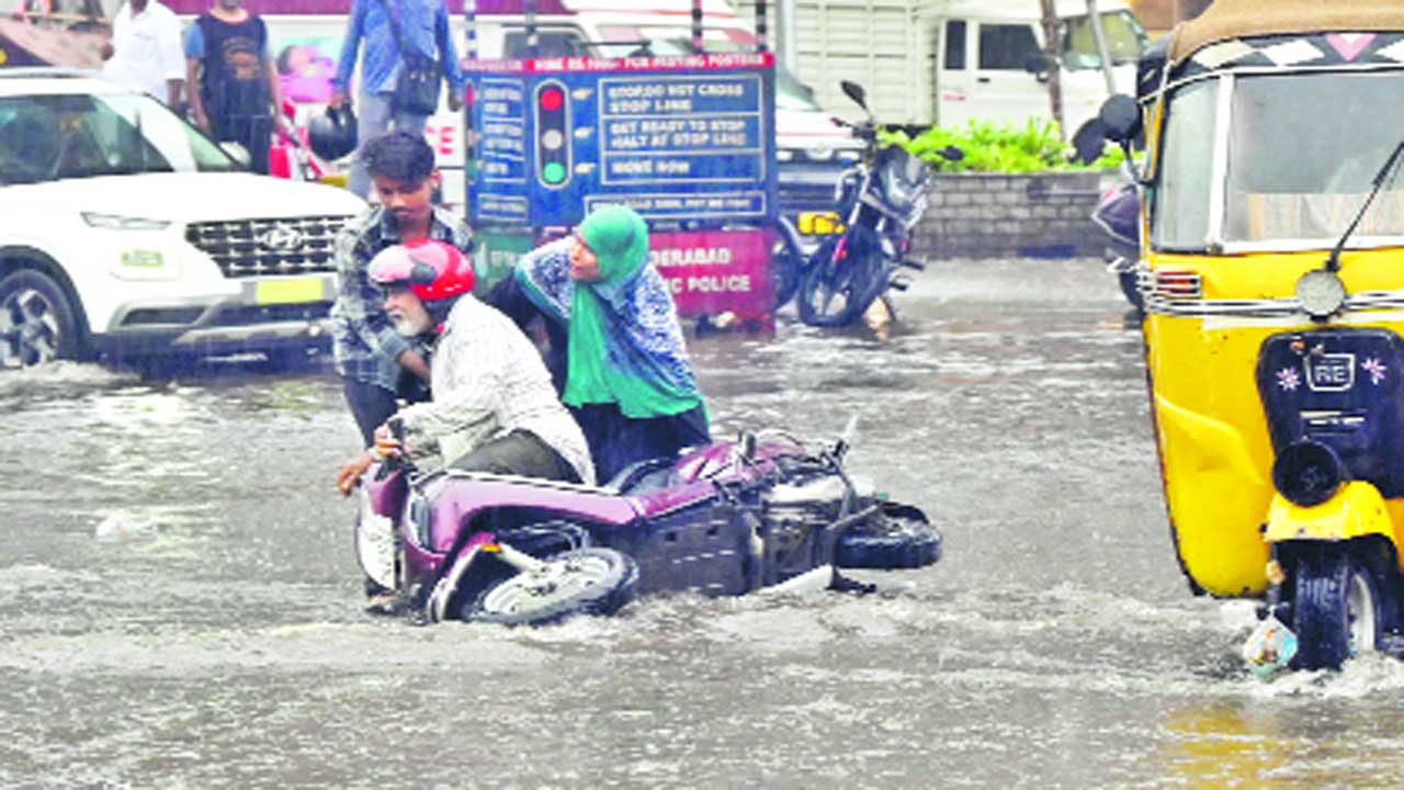 హైదరాబాద్‌లో కుండపోత వర్షం దృశ్యాలు..