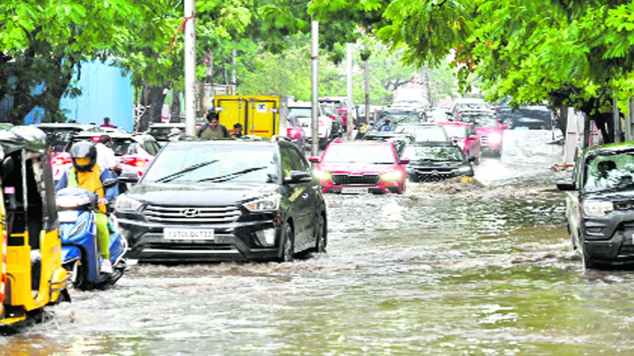 హైదరాబాద్‌లో కుండపోత వర్షం దృశ్యాలు..