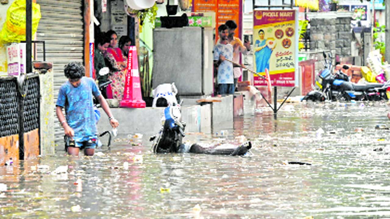 హైదరాబాద్‌లో కుండపోత వర్షం దృశ్యాలు..