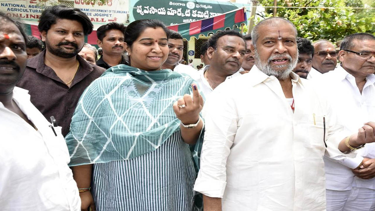 Lok Sabha Polls 2024: ఓటు హక్కు వినియోగించుకున్న దామోదర రాజనరసింహా.. ఏమన్నారంటే