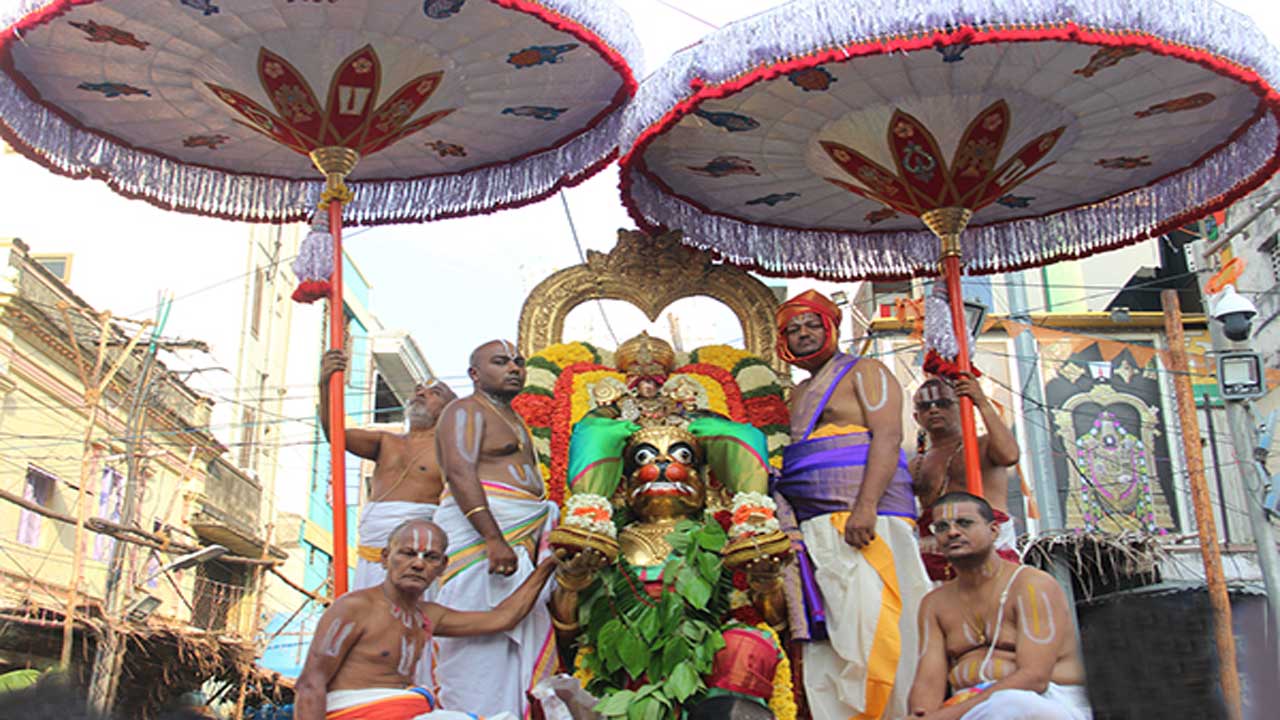 Tirupati: హనుమంత వాహనంపై భక్తులకు దర్శనమిచ్చిన గోవిందరాజ స్వామి