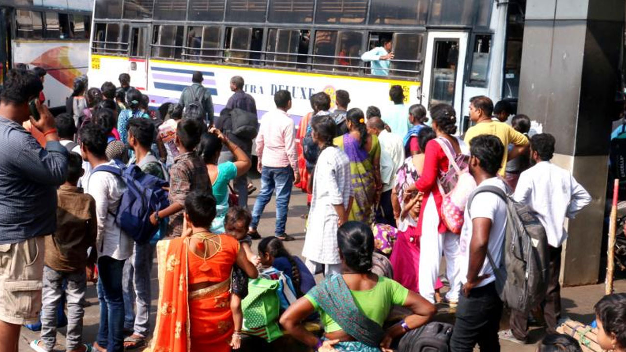 AP Elections: విజయవాడ బస్టాండ్‌లో విపరీతమైన రద్దీ.. ఆర్టీసీపై ప్రయాణికుల ఫైర్