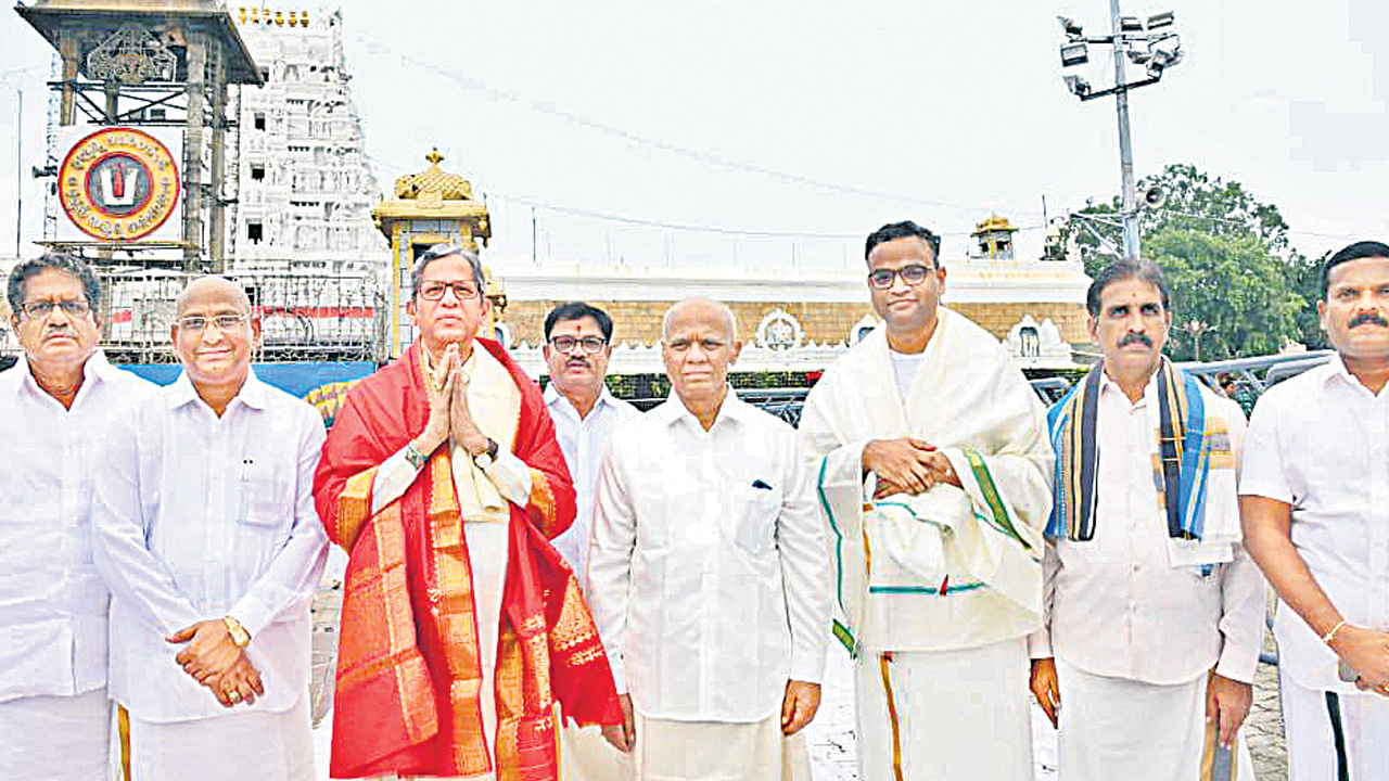 Tirumala: శ్రీవారి సేవలో జస్టిస్‌ ఎన్వీ రమణ..