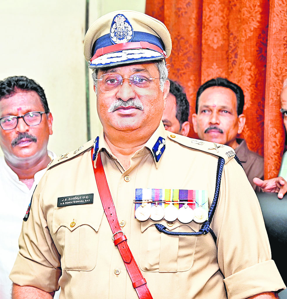 Retired IPS officer AB Venkateswara Rao : ఆ ఫిరాయింపులకు  నేను కారణం కాదు