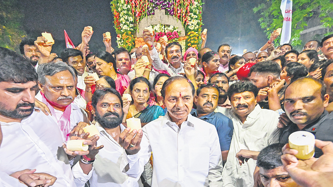 KCR: అమరులకు కేసీఆర్‌ నివాళి..