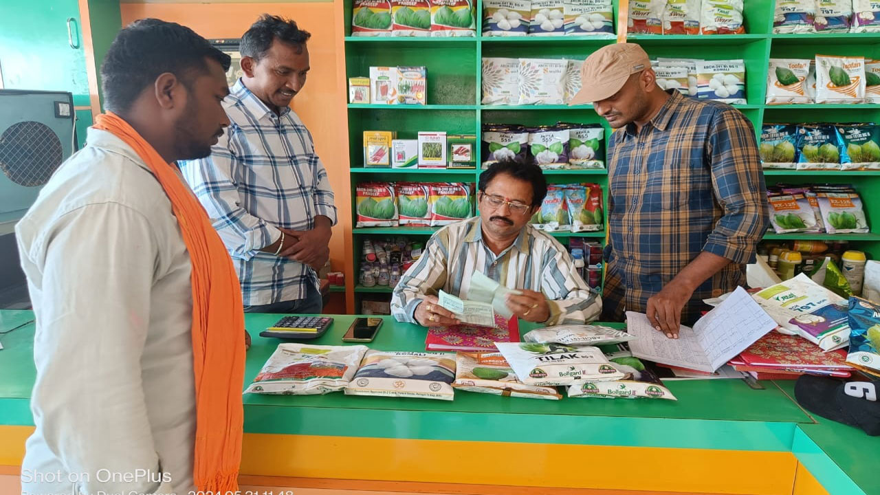 Kumaram Bheem Asifabad:  ఫర్టిలైజర్‌ దుకాణాలను తనిఖీచేసిన జిల్లా వ్యవసాయాధికారి