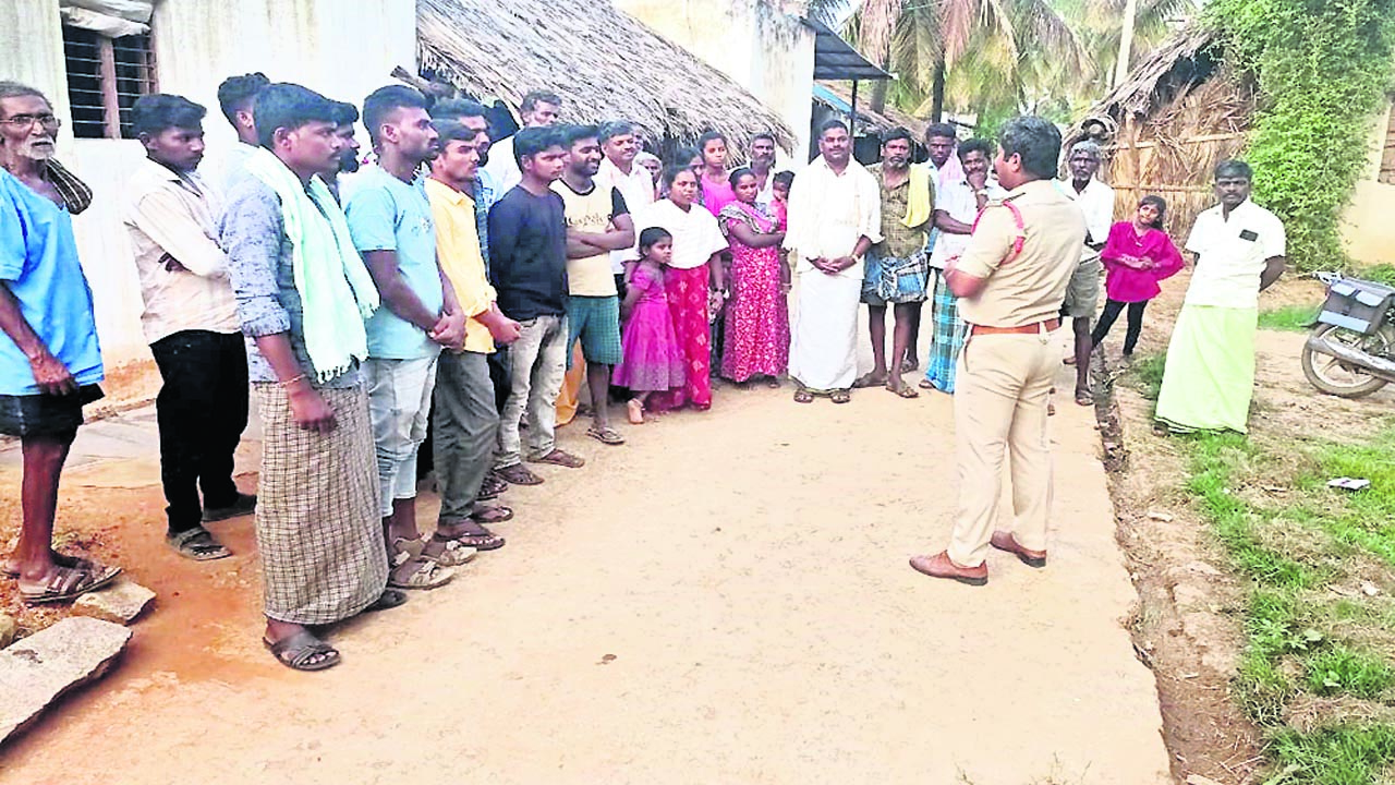 POLICE : గొడవలకు పాల్పడొద్దు: ఎస్‌ఐ