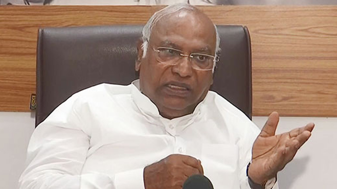 Mallikarjun Kharge: దేవుడి పట్ల విశ్వాసం ఉంటే ఇంట్లో ధ్యానం చేసుకోండి.. మోదీపై ఖర్గే విసుర్లు