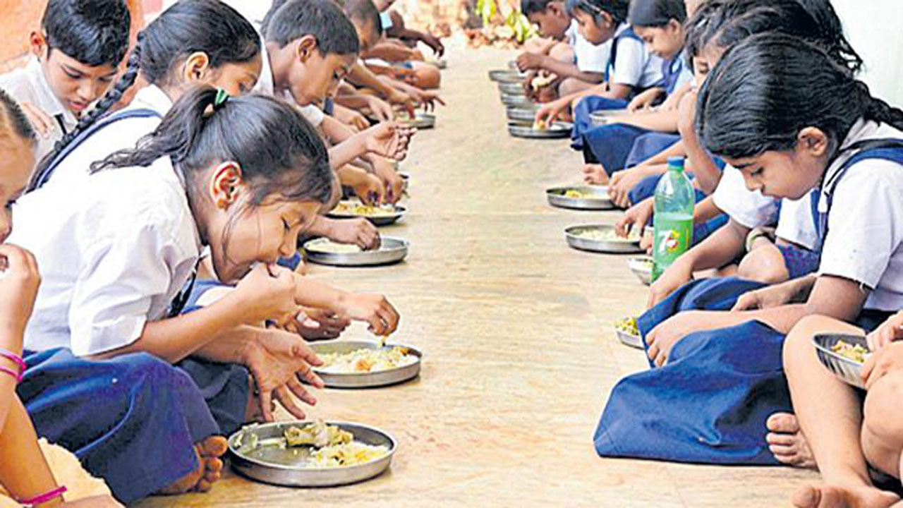 Ap School Students: రూ.పది ఇవ్వరు..  ఫైవ్‌స్టార్‌  భోజనమట!