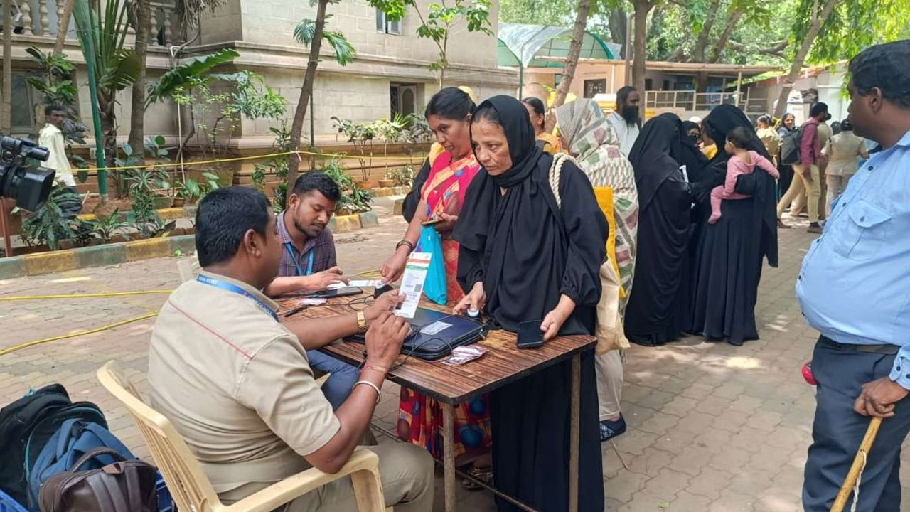 LokSabha Elections: పోస్టాఫీసులకు క్యూ కడుతున్న మహిళలు ఎందుకుంటే..?