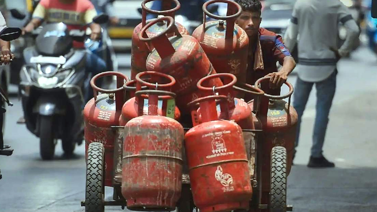 cylinder price: గుడ్ న్యూస్.. తగ్గిన గ్యాస్ సిలిండర్ ధర.. ఎంతంటే?