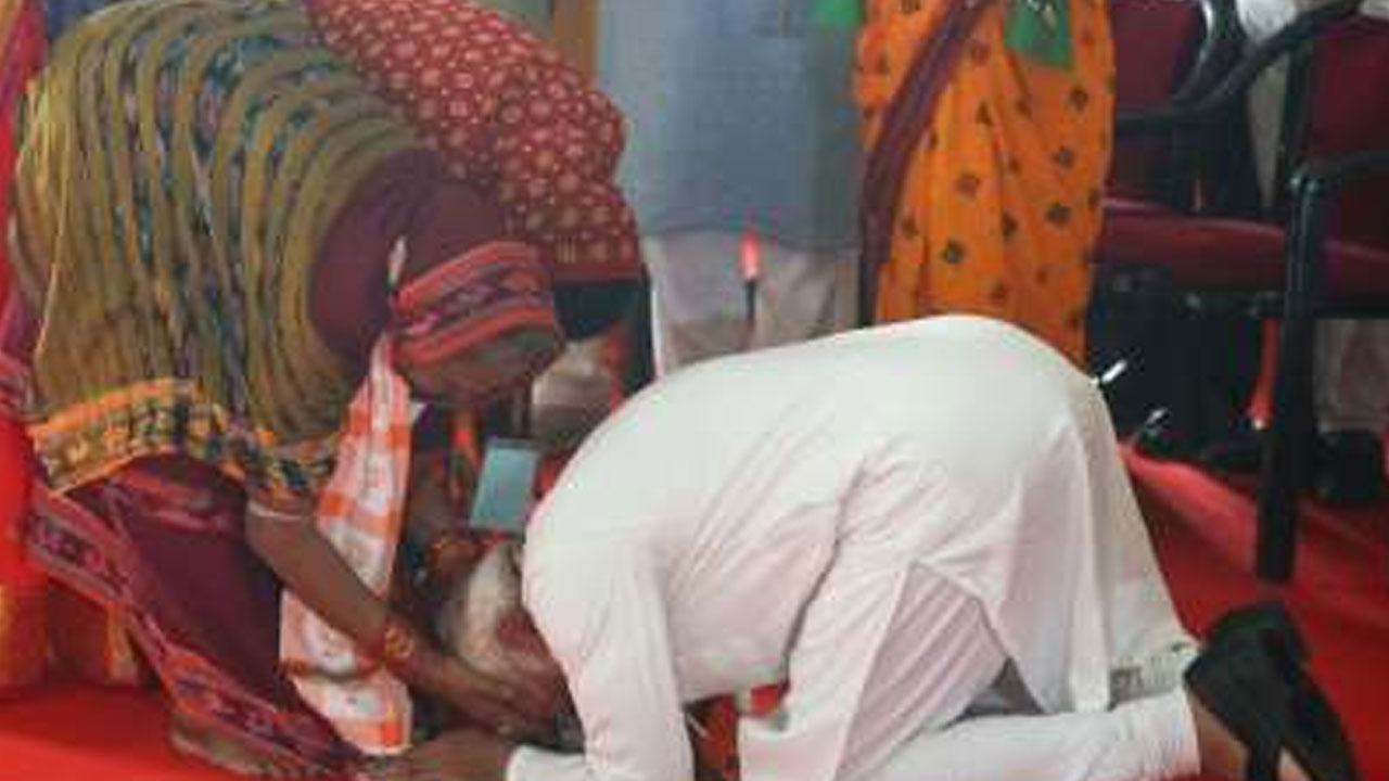 LokSabha Elections: ప్రధాని మోదీ సభలో ‘ఆమె’ ఎవరు?