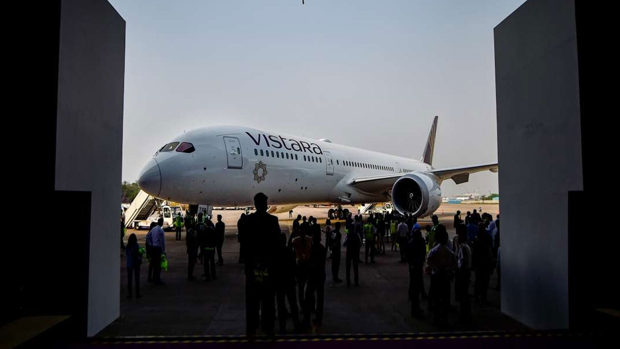 Vistara Airways: విమానానికి మళ్లీ బెదిరింపు.. అత్యవసరంగా ల్యాండింగ్