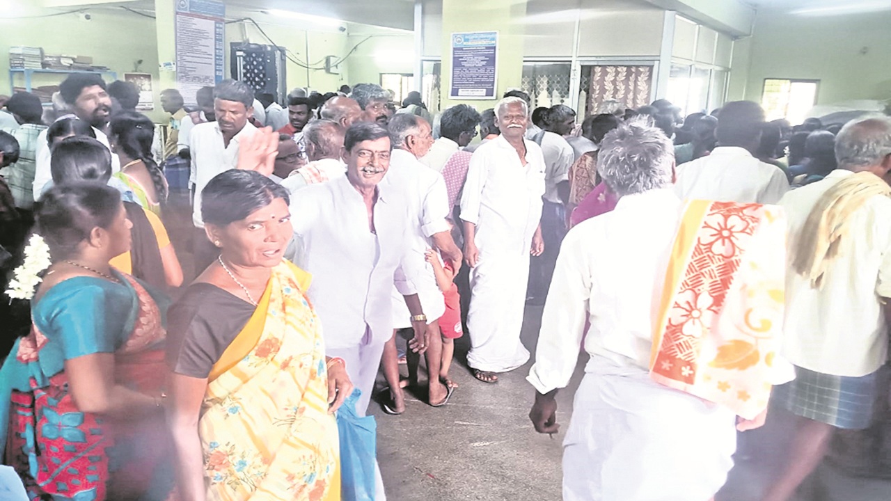 Banks  crowded : పింఛనదారులతో బ్యాంకులు కిటకిట