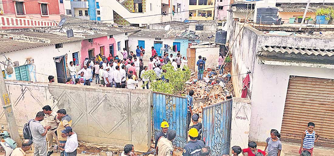 Wall collapsed : ప్రహరీ కూలి.. శిథిలాల కింద నలిగి.. 