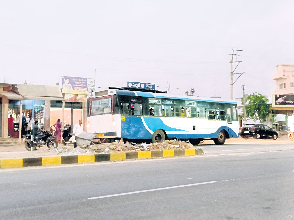 ఎల్లారెడ్డిగూడెంలో సర్వీస్‌ రోడ్లకు మోక్షం!