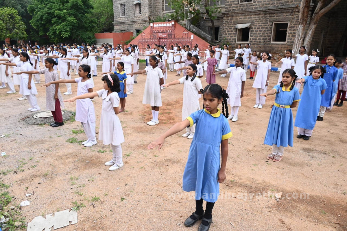 స్కూళ్లు తెరుచుకున్నాయి..