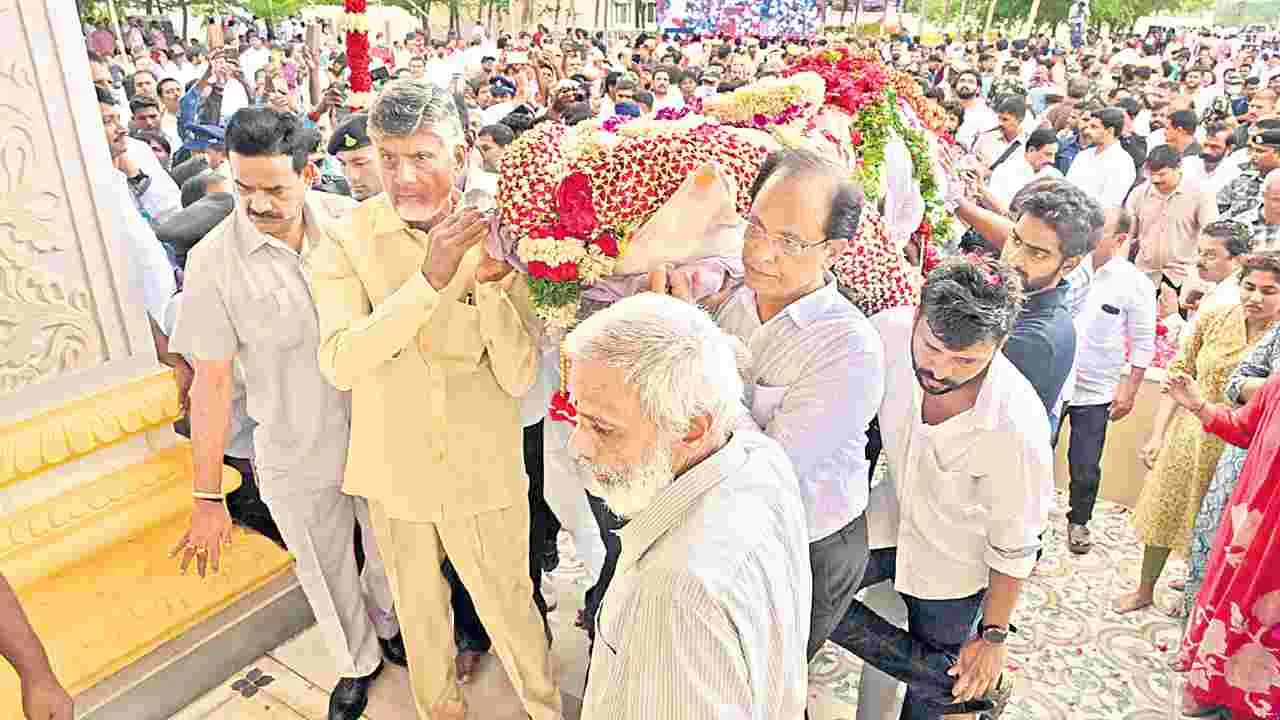 Ramoji Rao: అశ్రునయనాలతో..