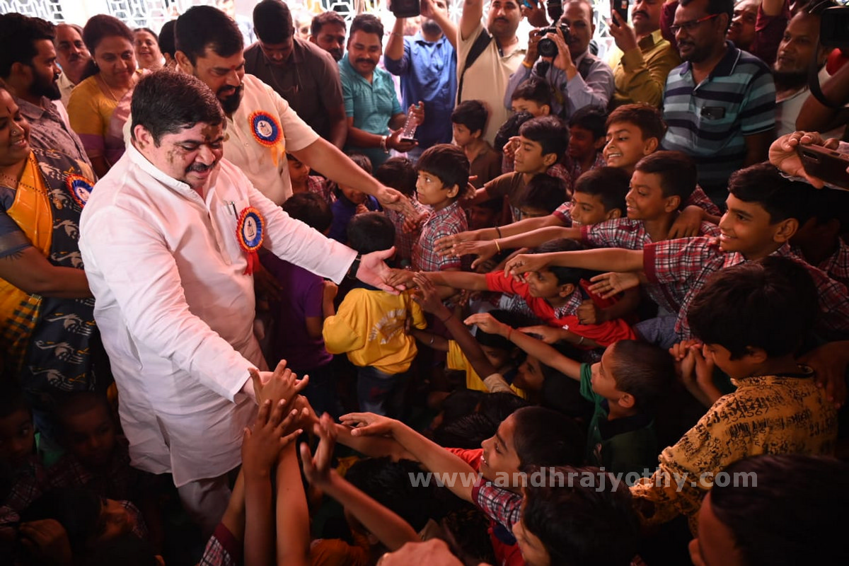 స్కూళ్లు తెరుచుకున్నాయి..