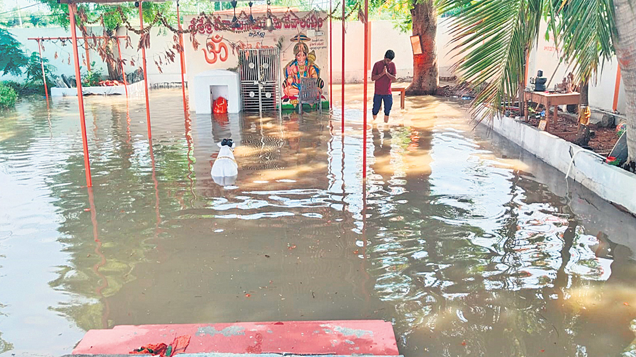 Hyderabad: మృత్యు పిడుగులు..