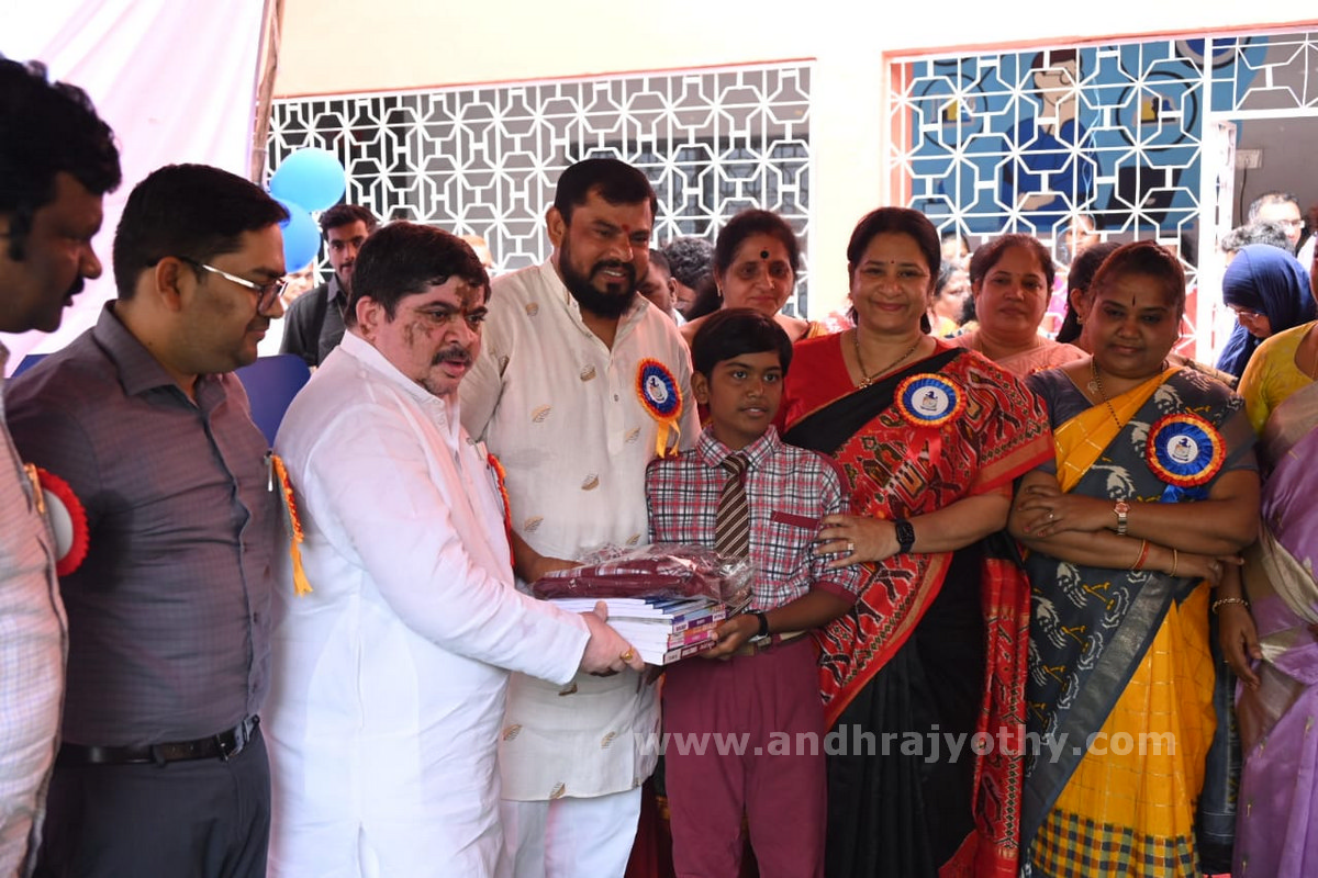 స్కూళ్లు తెరుచుకున్నాయి..