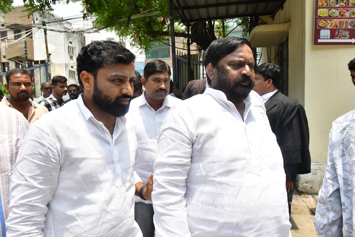 నాంపల్లి కోర్టుకు దీపాదాస్‌ మున్షీ