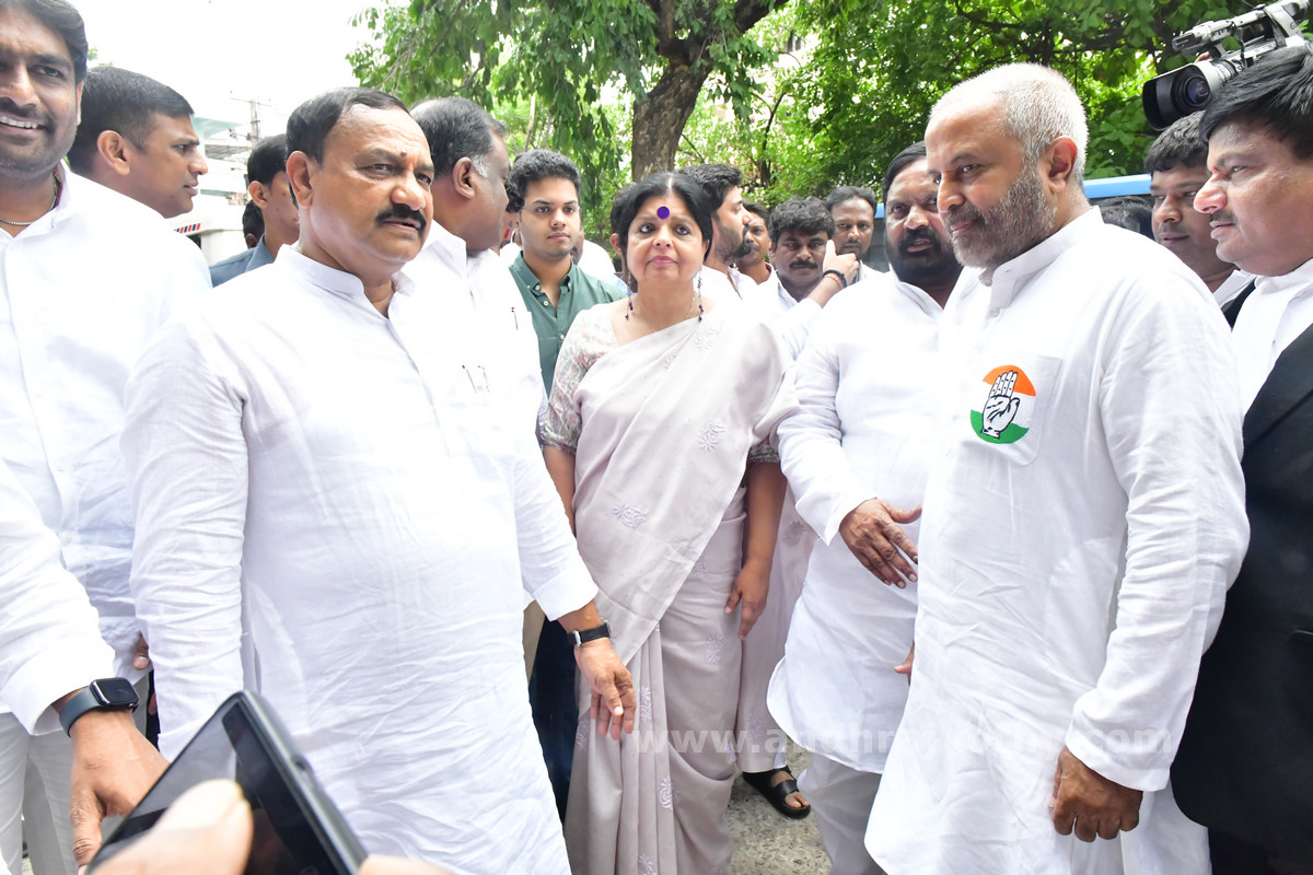 నాంపల్లి కోర్టుకు దీపాదాస్‌ మున్షీ
