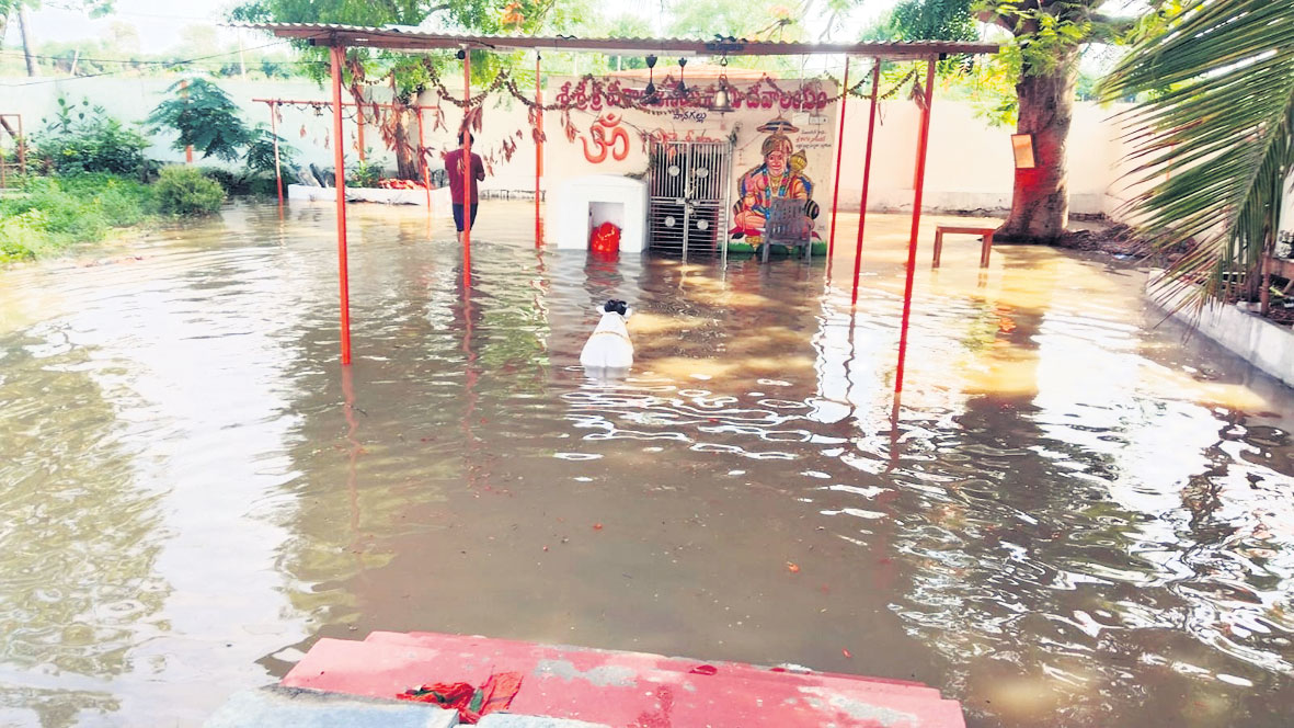 మూడు రోజులుగా నీటిలోనే దేవాలయం