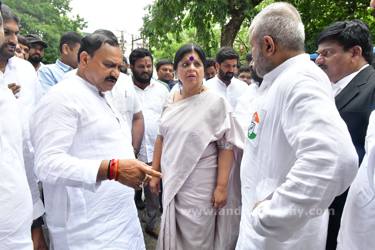 నాంపల్లి కోర్టుకు దీపాదాస్‌ మున్షీ